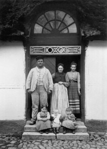 800px-Skånsk_bondefamilj_-_Axel_Sjöberg
